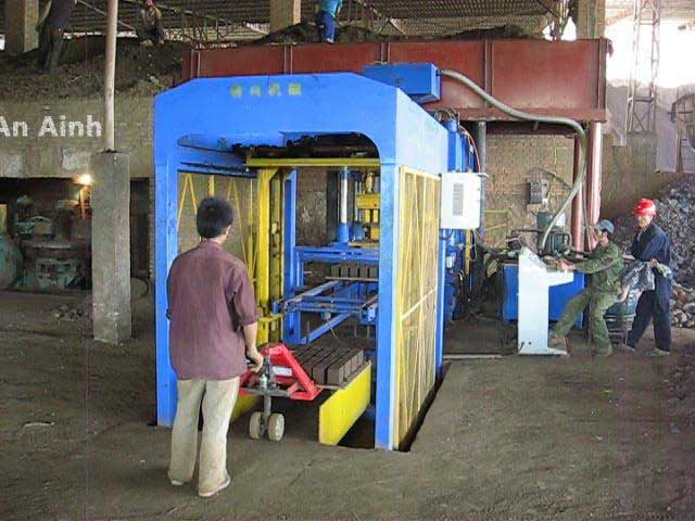 越南礦粉(fěn)靜壓機客戶(hu)