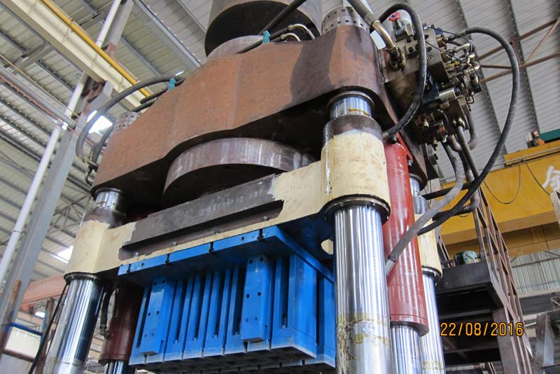 精(jīng)益求精-恒興(xing)1100噸靜壓磚機(ji)試機成功！