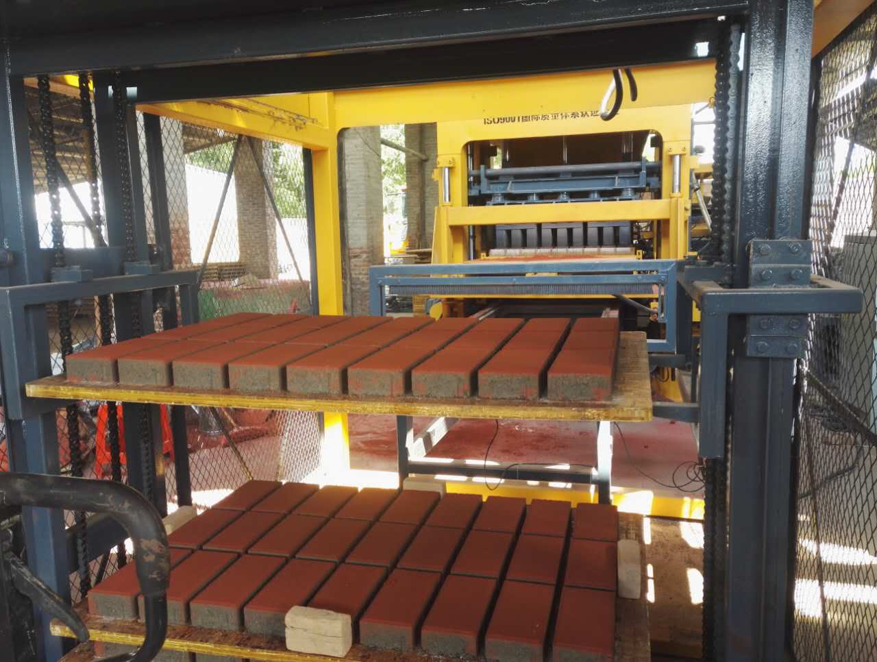透水磚(zhuan)機QT8-15案例 透水磚(zhuan)設備